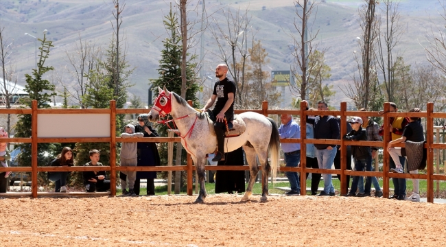 Sivas'ta atlı cirit heyecanı yaşandı