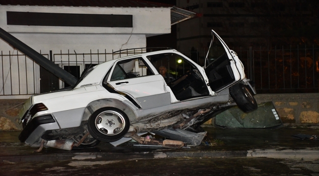 Sivas'ta aydınlatma direğine çarpan otomobildeki 3 kişi yaralandı