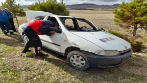 Sivas'ta devrilen otomobildeki 2 kişi yaralandı