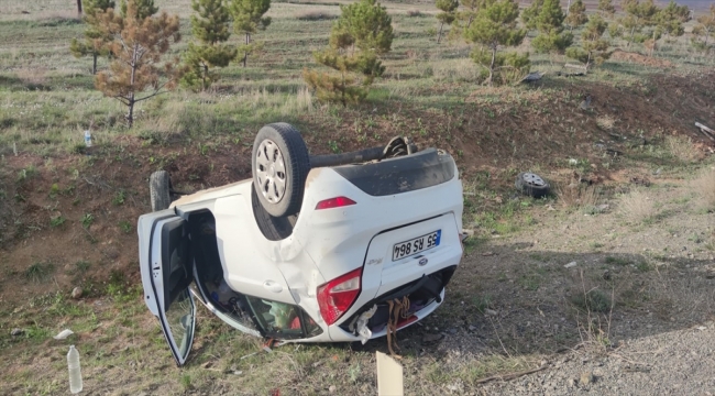 Sivas'ta devrilen otomobildeki 4 kişi yaralandı