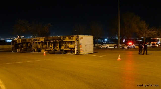 Sivas'ta devrilen tır, Kayseri yolunun bir süre trafiğe kapanmasına neden oldu