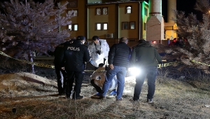 Sivas'ta eşini ve bir kişiyi silahla yaralayan şüpheli aranıyor