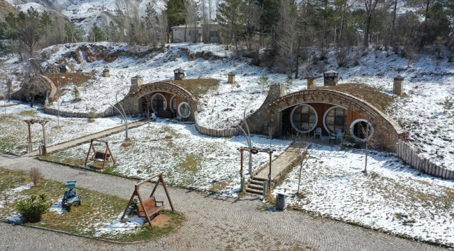 Sivas'ta kar "Hobbit Evleri" çevresinde de etkili oldu