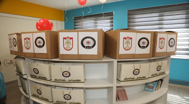 Sivas'ta polisler kitap bağışıyla öğrencileri sevindirdi