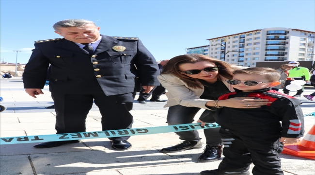 Sivas'ta polisler stant açtı