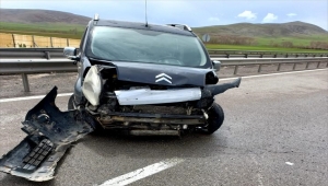 Sivas'ta trafik kazasında 3 kişi yaralandı