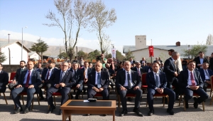 Tarım ve Orman Bakanı Vahit Kirişci, Niğde'de fasulye tohumu dağıttı: