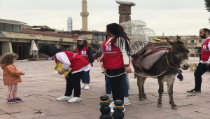 Ürgüp'te Kızılay gönüllüleri eşekle kitap dağıttı