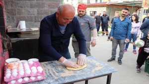 Yahşihan Belediye Başkanı Türkyılmaz, fırında pide yaparak vatandaşlara dağıttı