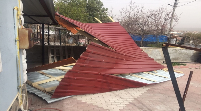 Yozgat ve Kırıkkale'de şiddetli rüzgar çatıları uçurdu