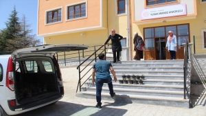 Yunak Belediyesi, resmi kurumlara peyzaj bitkilileri dağıttı