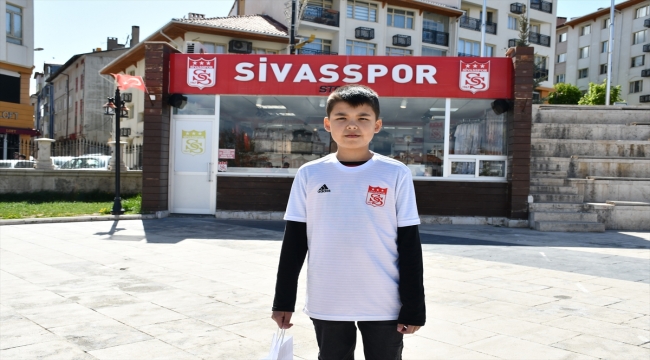 Afganistan uyruklu Muhammed, Sivasspor'u izlemek için Pakistan'dan kente geldi