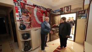 Aile ve Sosyal Hizmetler Bakanı Yanık, 15 Temmuz şehidi Özgür Gençer'in annesini ziyaret etti