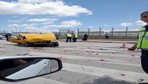 Ankara'da kamyonetin kırmızı ışıkta bekleyen otomobillere çarpması sonucu 3 kişi yaralandı