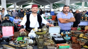 Antika tutkunlarını buluşturan pazar ziyaretçilerine nostalji yaşatıyor