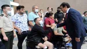 Avrupa şampiyonu Anadolu Efes, şampiyonluk sevincini gazilerle paylaştı