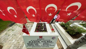 Bayram arifesinde şehit kabirlerine hüzünlü ziyaret