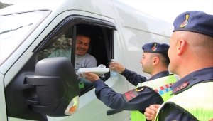 Beypazarı'nda denetim yapan jandarmadan sürücü ve yolculara lokum ikramı