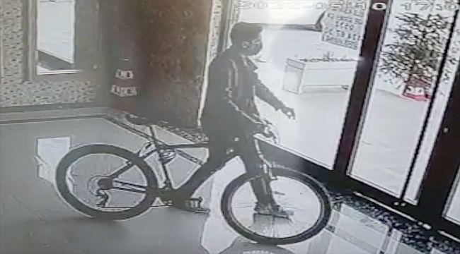 Bisiklet çalmayı alışkanlık edinen hırsızı güvenlik kamerası ele verdi