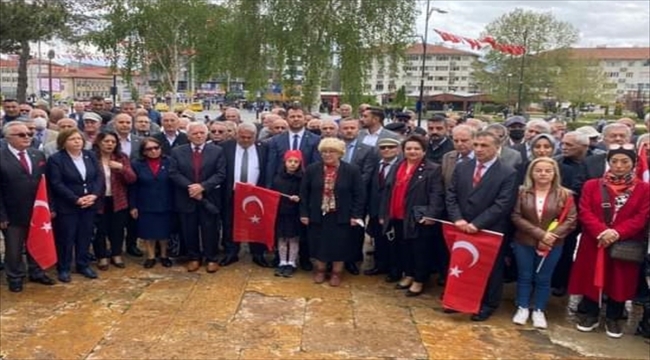 CHP İl Başkanlığı Atatürk Anıtı'na çelenk sundu