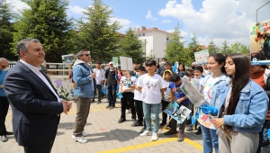 Çubuk Belediye Başkanı Demirbaş, öğrencilerle çöp topladı