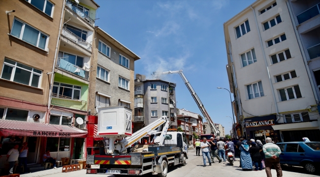 Eskişehir'de apartmanın çatısında çıkan yangın söndürüldü