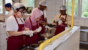 Eskişehir'de uluslararası öğrenciler pelte ve tavuk dolması pişirdi