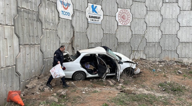 GÜNCELLEME - Sivas'ta duvara çarpan otomobildeki 2 kişi öldü, 4 kişi yaralandı
