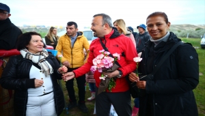 Kapadokya'da kadın turistlerin "Anneler Günü" çiçekle kutlandı