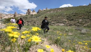 Kapadokya'da "özel insanlar" peribacaları arasında çöp topladı