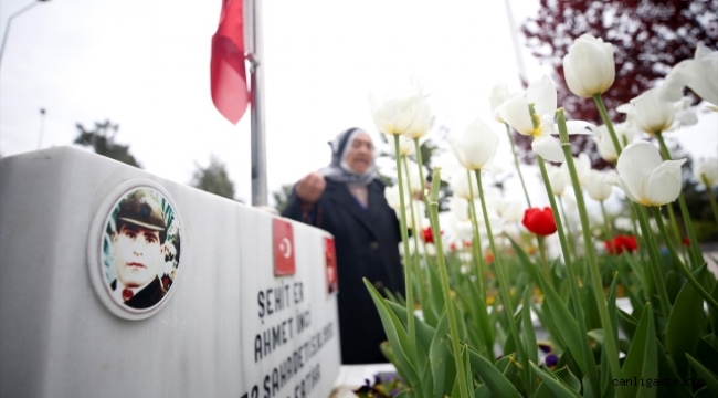 Kayseri'de 84 yaşındaki şehit annesi Anneler Günü'nde oğlunun kabrini ziyaret etti