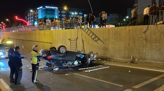 Kayseri'de alt geçide düşen otomobilin sürücüsünün kaçtığı kazada 3 kişi yaralandı