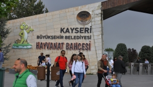 Kayseri'de hayvanat bahçesine bayramda ziyaretçiler ilgi gösterdi
