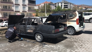 Kırşehir'de hastane otoparkındaki yangında 2 araç hasar gördü