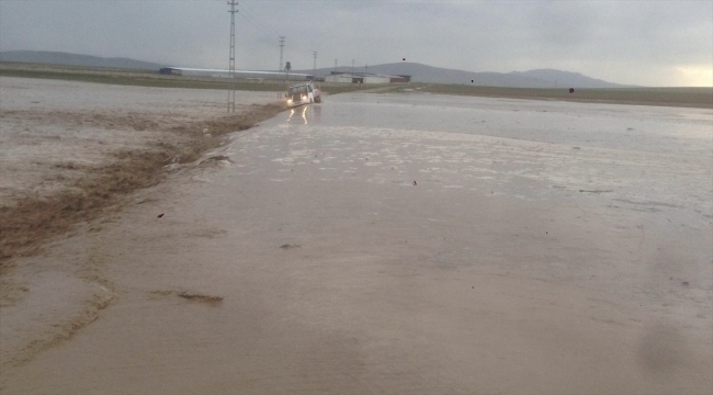Kırşehir'de sağanak bazı köylerde sele neden oldu