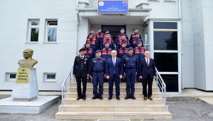 Kırşehir Valisi Akın, mesai yapan kamu personeli ile bayramlaştı