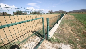 Konya'da çiftçinin tarlasını çevirdiği tel örgüler çalındı