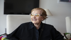 "Nesibe anne" 16 yıldır huzurevi sakinlerine rehberlik yapıyor