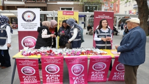 Niğde' de polisler Anneler Günü dolayısıyla karanfil dağıttı
