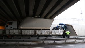 Niğde'de tırın dorsesinde taşınan kamyonet üst geçide sıkıştı
