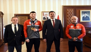 Şampiyon halterciden Vali Tekbıyıkoğlu'na ziyaret