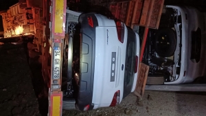 Sıfır kilometre hafif ticari araçları taşıyan tır devrildi