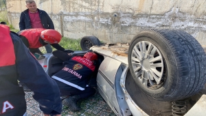 Sivas'ta 15 yaşındaki çocuğun kullandığı otomobil devrildi, 2 kişi yaralandı