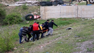 Sivas'ta ağaca çarpan otomobildeki 2 kişi yaralandı