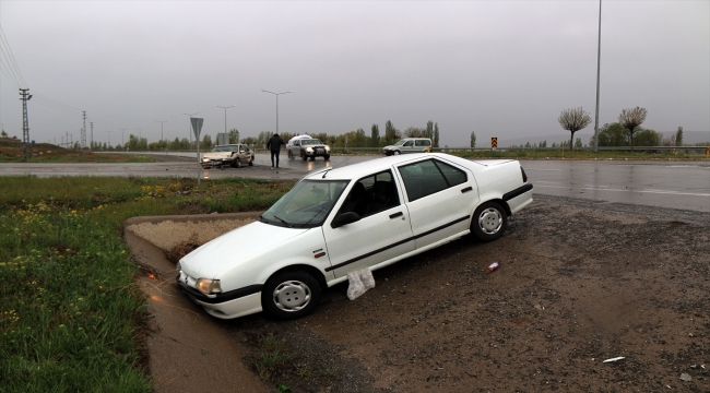 Sivas'ta iki otomobilin çarpışması sonucu 5 kişi yaralandı