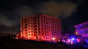 Sivas'ta inşaat halindeki binanın çatısı yandı