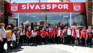 Sivas Valisi Yılmaz Şimşek'ten Sivasspor Store'a ziyaret