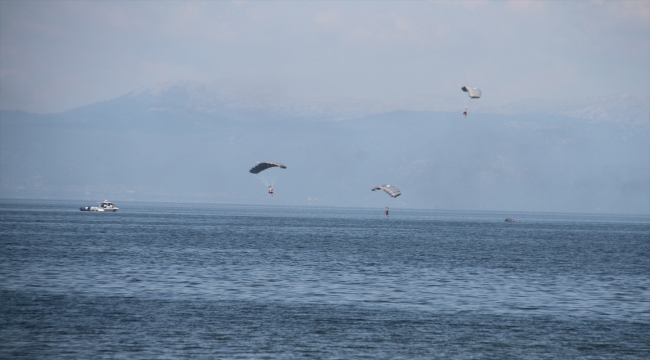 TSK'dan Beyşehir Gölü'nde bot ve paraşütçü atma tatbikatı