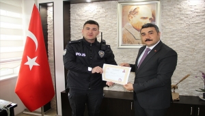 Yalıhüyük Kaymakamı İbrahim Yazıcı polislere başarı belgesi verdi