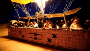 Yerli turistler bayramı Kapadokya semalarında karşıladı